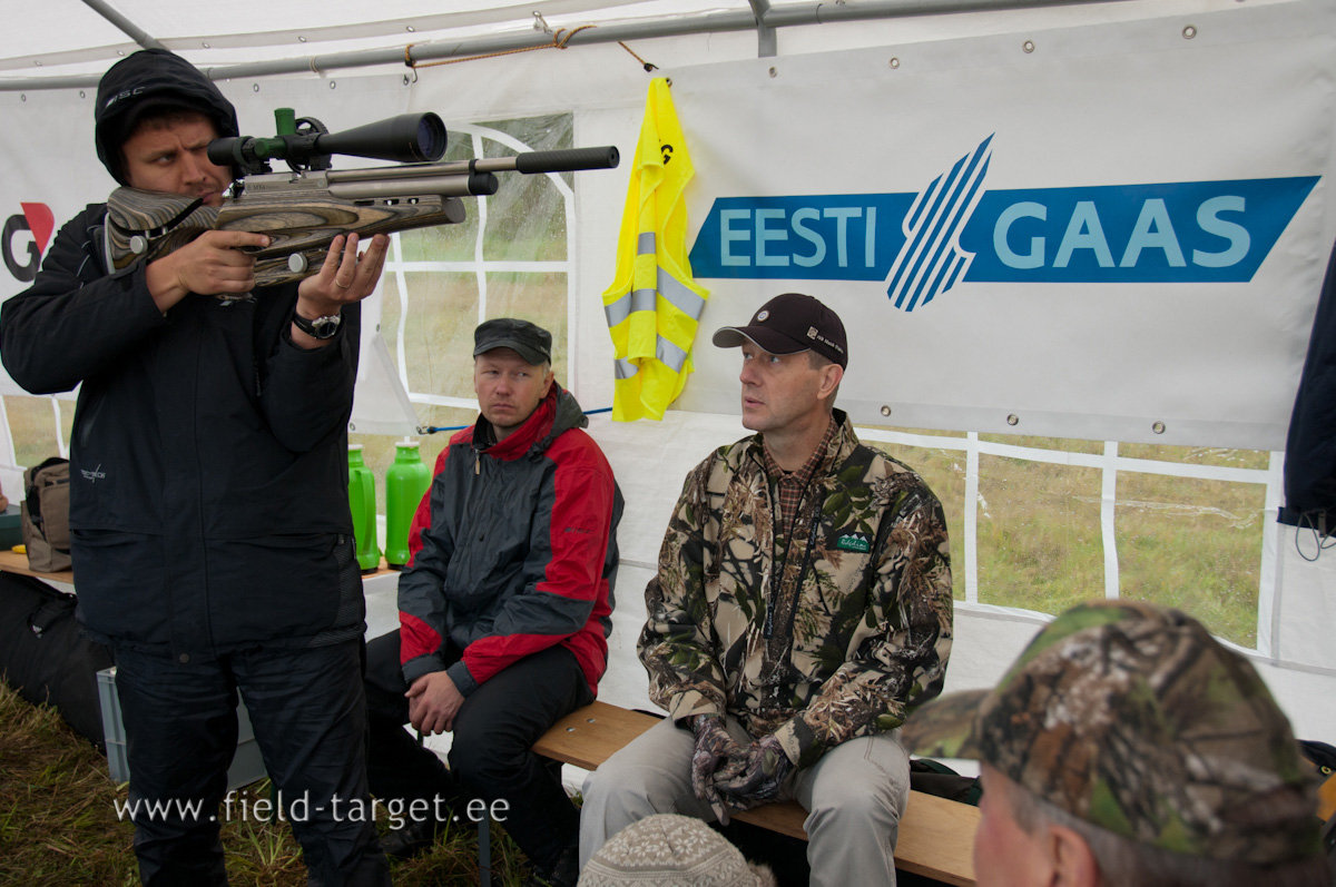 ... kus uuritakse uut õhkpüssi ning oodatakse kuni vihm üle jääb